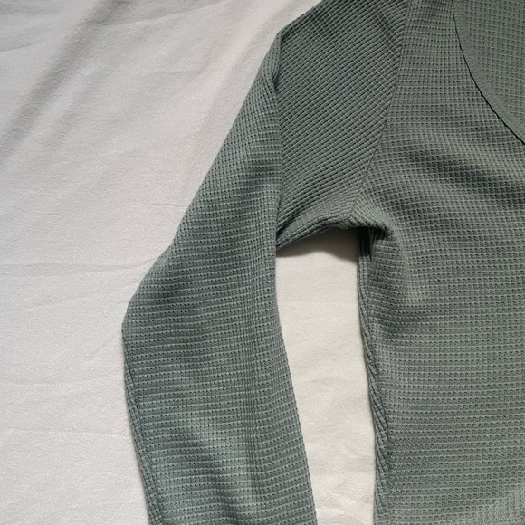 Tna olive waffle scoop neck notch cropped long sleeve - Picture 3 of 5